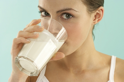 Banyak sekali yang dapat kita makan maupun minum di setiap harinya. Begitu pula dengan susu, banyak mengandung zat-zat yang dibutuhkan oleh tubuh, terutama pada tulang.